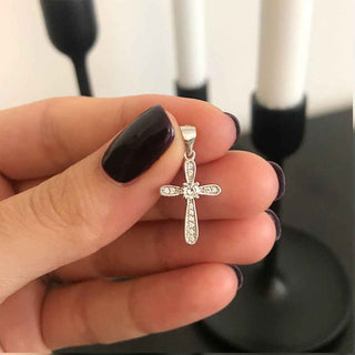 малък сребърен кръст с цирконии