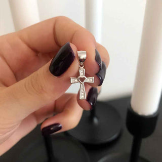 малък сребърен кръст за кръщене